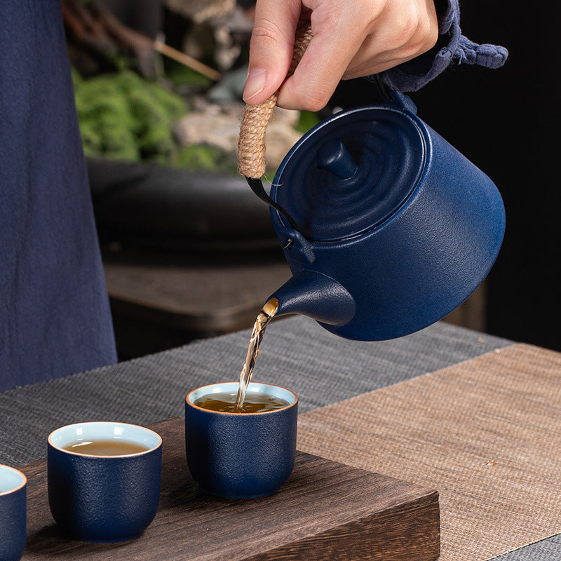 <h2><strong>Pouring tea without burning your hands, making tea drinking more relaxed</strong></h2>