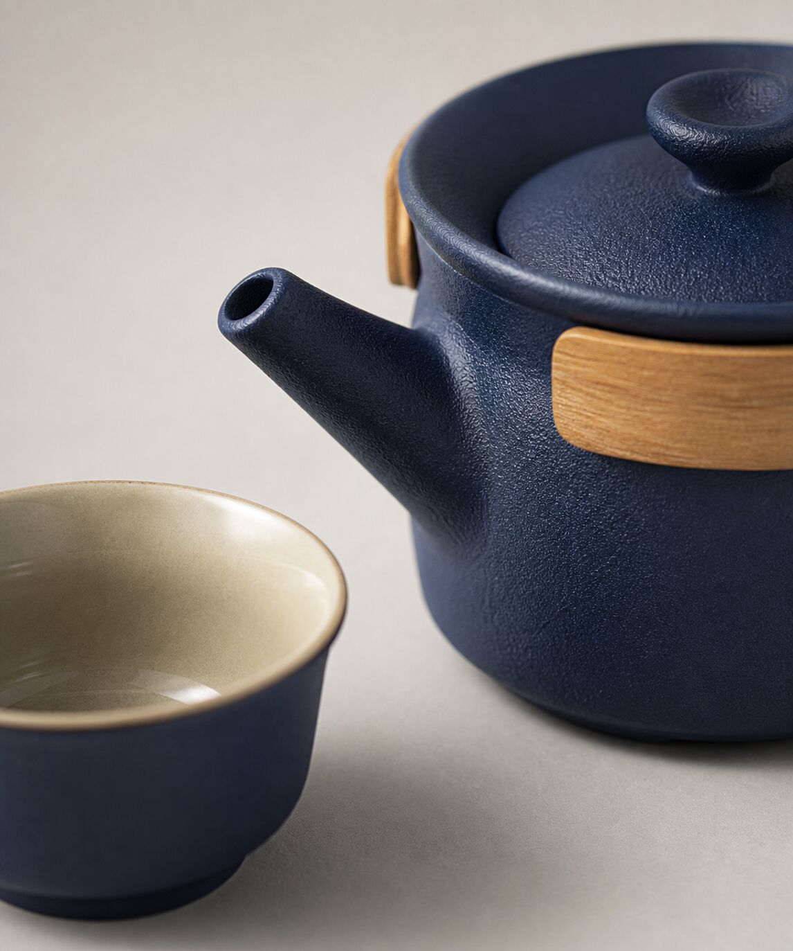 <p><strong>Matte Ceramic, Warm Bamboo, Refined Texture</strong></p>